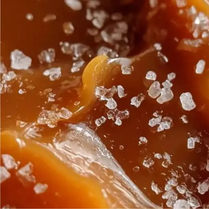 Close-up de caramelo com cristais de sal