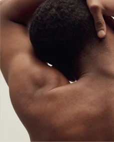 Homem exibindo o braço musculoso