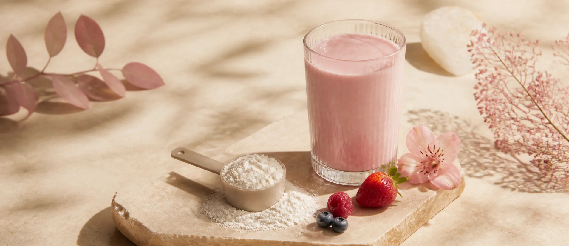 Smoothie rosa e creatina em composição editorial