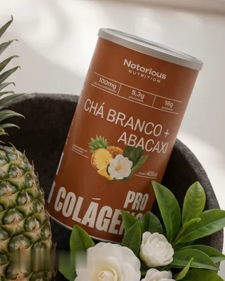 Colágeno PRO Chá Branco com Abacaxi entre frutas e flores