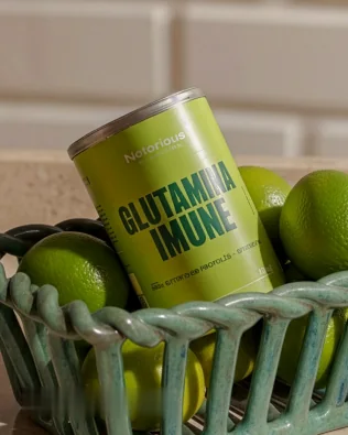 Glutamina Imune entre limões em uma cesta